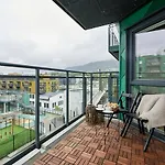 Stylish 2-Br Retreat In Heart Of Vibrant Bergen