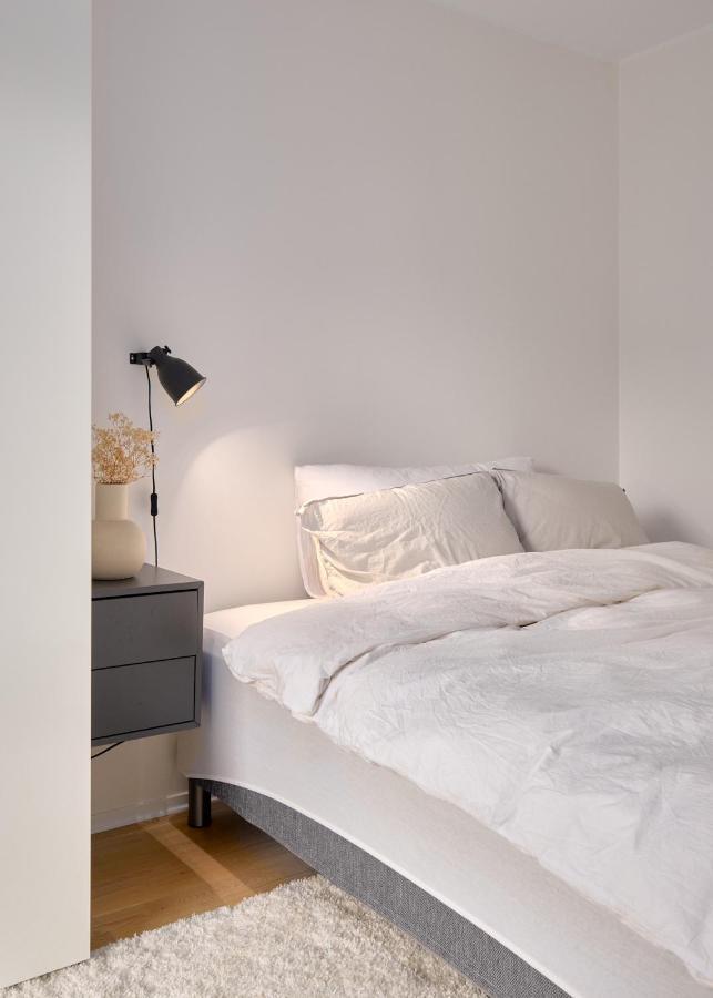 Stylish 2-br Retreat In Heart Of Vibrant Leilighet *